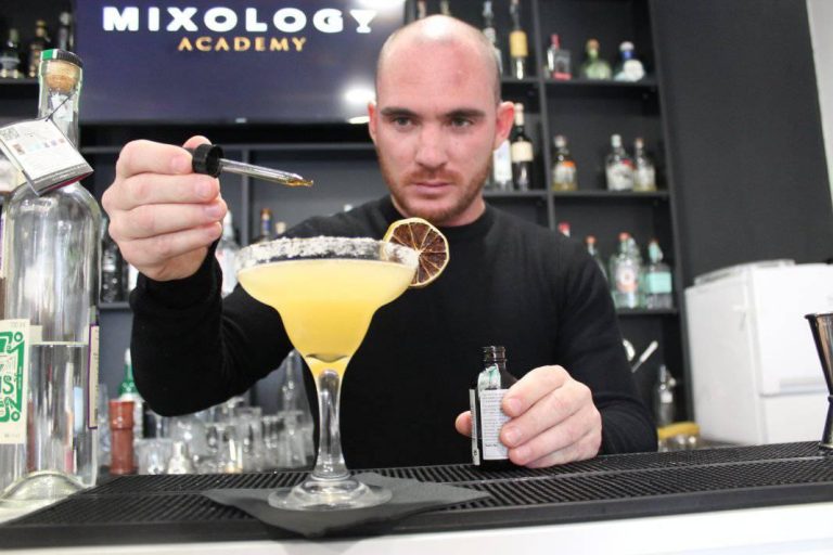 Un Verbo Da Deejay E Barman